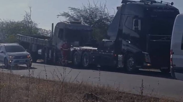 Caminhão e carreta envolvem-se em acidente na BA-210