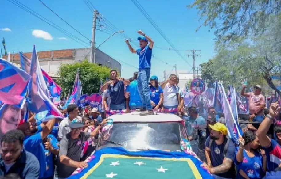 ACM Neto reúne apoiadores em caminhada pelas ruas de Araci