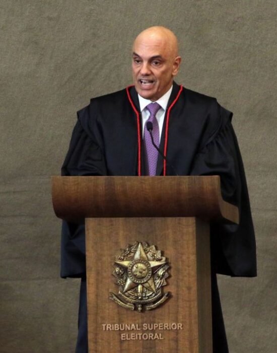 Moraes determina que Flávio Bolsonaro entregue passaporte e proíbe que ele deixe o país