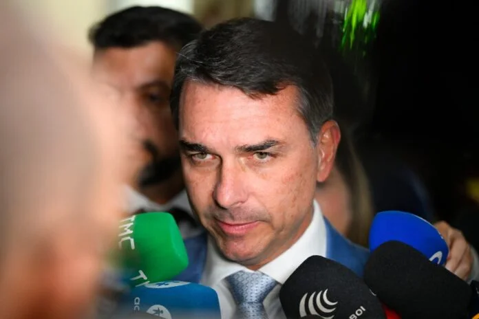 Flávio Bolsonaro diz que debate da Globo foi cancelado por ‘censura sem vergonha’