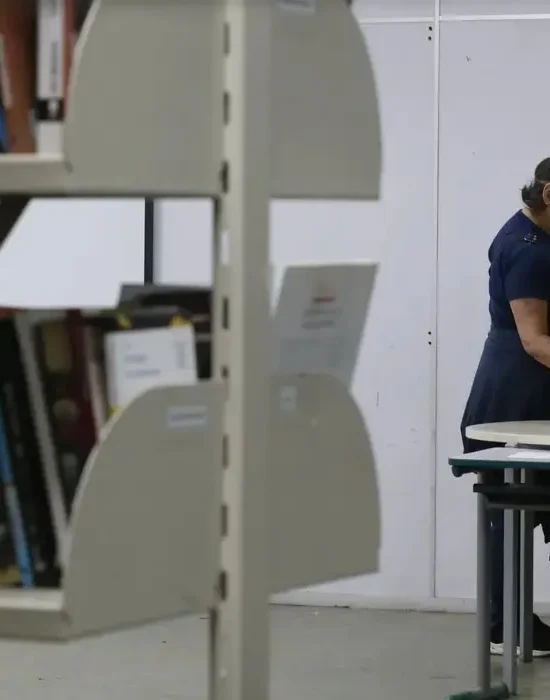 Eleitor pode votar com camisa, boné ou adesivo de candidato, mas atenção às regras